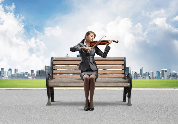 Jeune Femme Avec Violon Assis Sur Banc Bois Jolie Femme — Photo