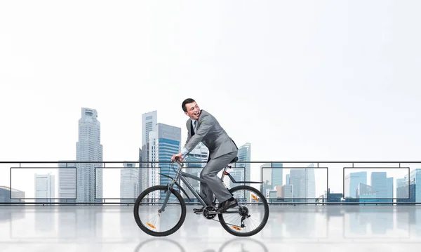 Człowiek Ubrany Kombinezon Biznesowy Jeździ Rowerem Balkonie Penthouse Przystojny Rowerzysta — Zdjęcie stockowe