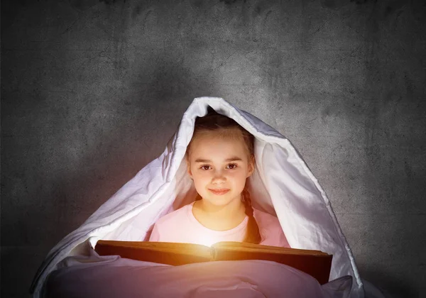 Счастливая Маленькая Девочка Читает Книгу Постели Перед Сном Красивый Ребенок — стоковое фото