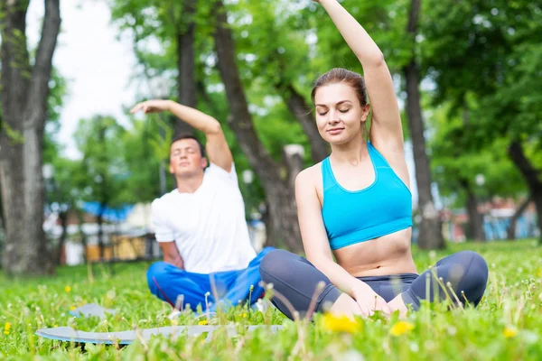 Pareja Joven Haciendo Yoga Parque Juntos Hombre Mujer Sentados Yoga —  Fotos de Stock