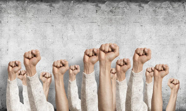 Reihe Von Menschenhänden Mit Geballter Faust Geste Sieg Oder Protestgruppe — Stockfoto