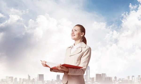 Mujer Atractiva Sosteniendo Cuaderno Abierto Fondo Del Paisaje Urbano Cielo —  Fotos de Stock