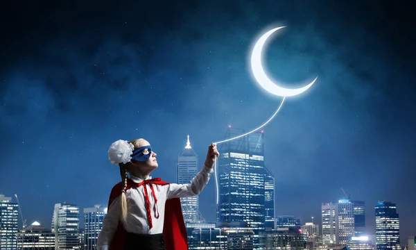 Kid Flicka Mask Och Cape Fånga Månen Himlen — Stockfoto