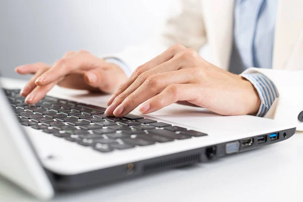 身穿西装的男人坐在办公桌前 在笔记本电脑上工作 男性手在笔记本电脑键盘上打字的特写 在办公室工作的商人 商业创新和数字技术 — 图库照片