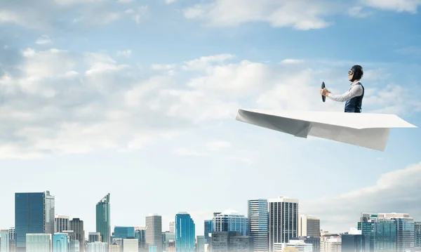 Aviator Driving Paper Vliegtuig Boven Business Center Bewolkt Blauwe Hemel — Stockfoto