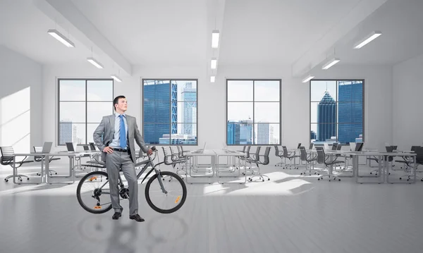 Ένας Χαμογελαστός Άντρας Στο Επιχειρηματικό Κοστούμι Στέκεται Ποδήλατο Στο Στούντιο — Φωτογραφία Αρχείου