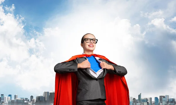 Mulher Negócios Feliz Arrancando Sua Camisa Transformando Super Heroína Senhora — Fotografia de Stock