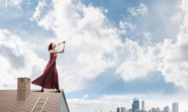 Jonge Mooie Vrouw Rode Lange Gress Fife Spelen Baksteen Dak — Stockfoto