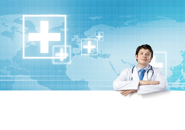 Junge Hübsche Ärztin Mit Weißem Transparent Platzieren Sie Ihren Text — Stockfoto