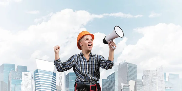 Mulher Expressiva Capacete Segurança Gritando Megafone Retrato Jovem Trabalhador Construção — Fotografia de Stock