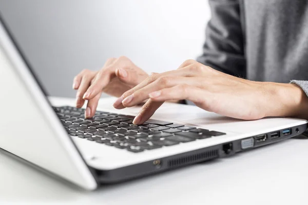 Student Sitzt Schreibtisch Und Arbeitet Laptop Nahaufnahme Weiblicher Hand Beim — Stockfoto