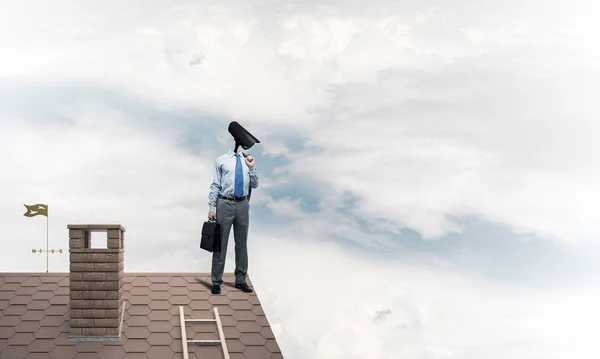 屋根の上に立って頭の代わりにカメラズームと顔のないビジネスマン — ストック写真
