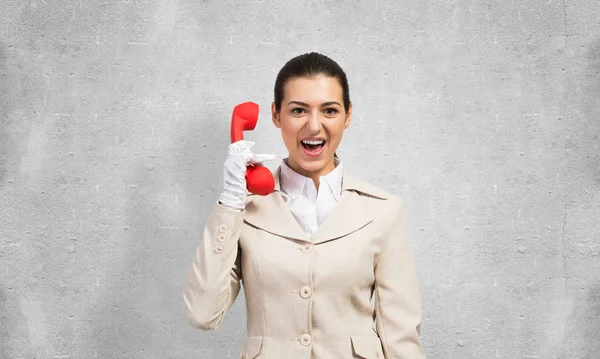 Młoda Ekspresyjna Kobieta Krzycząca Czerwonym Telefonie Emocjonalny Operator Call Center — Zdjęcie stockowe