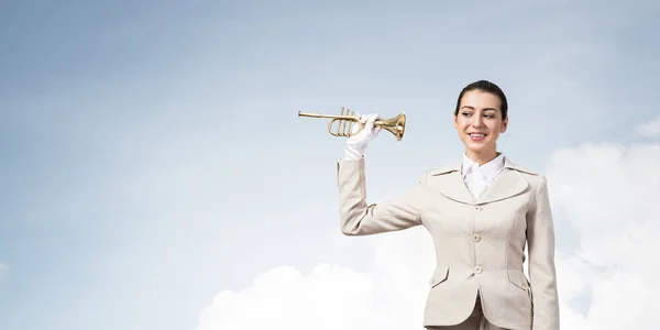 Hermosa Mujer Sosteniendo Trompeta Latón Cerca Oreja Escuchando Joven Empresaria — Foto de Stock