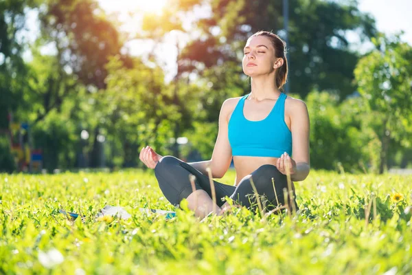 Mädchen Meditiert Lotuspose Auf Grünem Gras Park Porträt Einer Friedlichen — Stockfoto