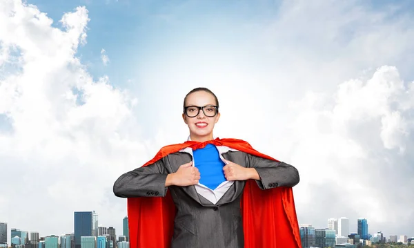 Mutlu Kadını Tişörtünü Yırtıp Süper Kahramana Dönüşüyor Şehir Manzarası Mavi — Stok fotoğraf