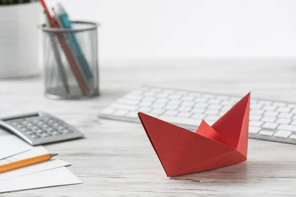 Espaço Trabalho Homem Negócios Mesa Escritório Com Navio Papel Vermelho — Fotografia de Stock