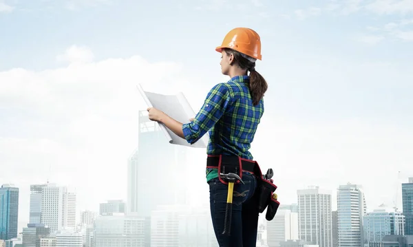 Ingegnere Donna Hardhat Piedi Con Cianografia Tecnica Vista Laterale Della — Foto Stock