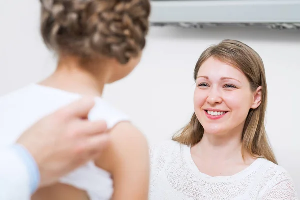 Arzt Untersucht Kind Und Hört Ihre Lunge Mit Stethoskop Krankenhaus — Stockfoto