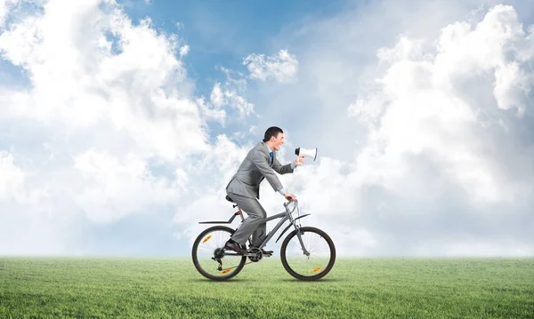 Affärsman Med Megafon Hand Cykel Sunny Day Marknadsföring Och Tillkännagivande — Stockfoto