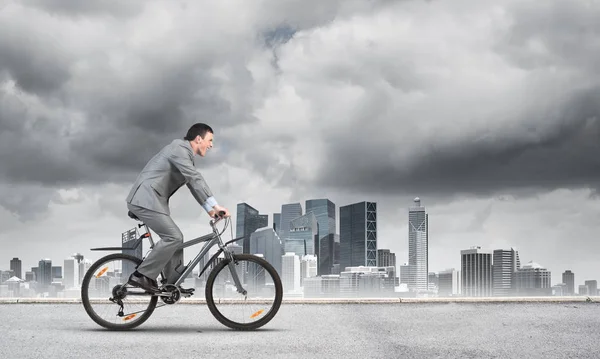 Geschäftsmann Der Mit Dem Fahrrad Zur Arbeit Pendelt Mann Businessanzug — Stockfoto