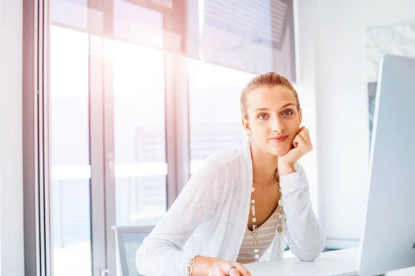 Attraktive Junge Frau Sitzt Schreibtisch Und Arbeitet Ihrem Computer — Stockfoto