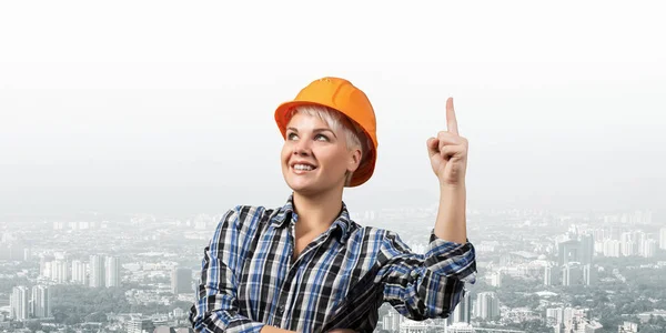 Hermosa Mujer Constructora Hardhat Con Dedo Apuntando Hacia Arriba Retrato —  Fotos de Stock