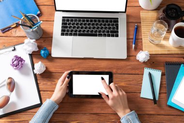 Ofis masasında tablet bilgisayar kullanan bir iş kadını. İnternet iletişimi ve ticareti. Düz ofis işyeri, kadın eli ve dizüstü bilgisayarı. İş için dijital teknoloji ve mobil uygulama