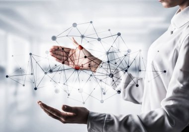 Arka plan üzerinde office manzaralı elinde siyah sosyal medya ağ yapısını koruma gömlekli bir iş kadını. Karışık teknik.