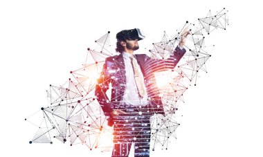 Sanal dünyayı keşfeden iş adamı, dijital arayüzle etkileşimde. Gözlük takan ve havada el kol hareketi yapan takım elbiseli bir adam. Stüdyo fotoğrafı, beyaz arka planda ön plandaki adam. Yeni sanal gerçeklik.