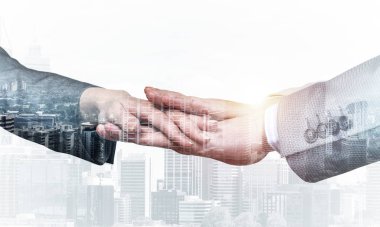 Cityscape arka plan karşı birlikte ellerini koyarak iş adamları, yakın çekim