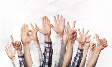 Çeşitli jestler gösteren adam elleri sırası. Tamam, parmak layı, zafer, yayılan parmaklar, sıkılmış yumruk ve başparmak işaretleri. İnsan elleri, açık bulanık arka planda gesturing. Birçok kol birlikte kaldırdı.