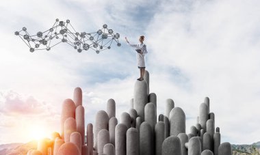 Eller satnding taş sütun alanındaki klasörle genç kadın doktor. 3D render