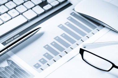 Klavye fareli iş yeri ve grafik ve diyagramlı kağıtlar