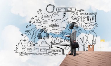 Evin çatısında baş durmak yerine kamerayla zum yapan yüzü olmayan bir iş adamı.