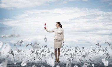 Dışarıda duran kırmızı telefonlu bir kadın. Telefonu olan ve çeşitli harflerle uçan zarif bir sekreter. Fotokopi alanındaki iş yardımı ve destek kavramı. Bilgi akışı ve yönetim