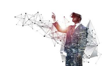 VR kulaklık takan Afrikalı işadamı fütüristik arayüz kullanıyor. Karışık ortam ve 3D nesneler. İş modeli simülasyonu ve yönetimi. Karışık ortam ve 3D nesneler. Sosyal ağ bağlantı modeli