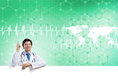 Genç, yakışıklı doktor elinde beyaz boş afiş tutuyor. Metninizi yerleştirin