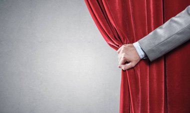 Perde arkasında beton duvar ve el açma