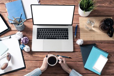 Bilgisayarda çalışan serbest çalışan bir kadın. İş yerinde kahve molası. Çevrimiçi iş eğitimi konsepti. Kadın eli ve klavyesi olan düz bir ofis işyeri. Lawler belgelerle çalışıyor