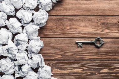 Buruşuk Kağıt ahşap masa üzerinde birçok topları arasında Vintage anahtarı