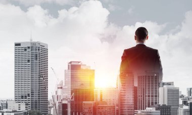 Kuleleri ve gökdelenleri olan zarif iş adamı ve modern Busines şehrinin iki kez görüntülenmesi