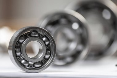 Masada yatan üç farklı bilye. Otomotiv yedek parça satış şirketi. Ağır endüstri mühendislik şirketi. Makine tasarımı ve üretimi. Motor mekanizmaları için çelik ayrıntıları.