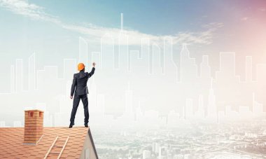 Mühendis, evinin çatısına geri döndü ve şehri çiziyor. Karışık ortam