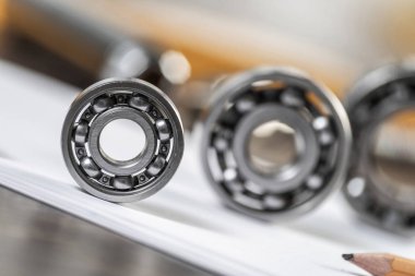 Masada yatan üç farklı bilye. Otomotiv yedek parça satış şirketi. Ağır endüstri mühendislik şirketi. Makine tasarımı ve üretimi. Motor mekanizmaları için çelik ayrıntıları.