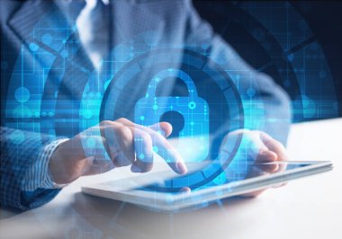 Siber güvenlik ve veri gizliliği koruması. Sanal kilitleme asma kilit öğesi. Tablette çalışan işadamı ile çifte pozlama konsepti. Kişisel verileri ve gizliliği siber saldırılara ve bilgisayar korsanından koruyun