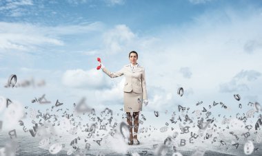 Dışarıda duran kırmızı telefonlu bir kadın. Telefonu olan ve çeşitli harflerle uçan zarif bir sekreter. Fotokopi alanındaki iş yardımı ve destek kavramı. Bilgi akışı ve yönetim