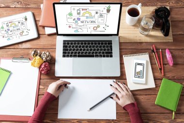 Ofis çalışma alanı ile multimedya eğitim kavramı. Modern iş öğrenimi. Dizüstü bilgisayarı ve kadın eli olan düz bir masa. Bilgisayarda çalışan bir iş kadını. Genel ağ iletişimi