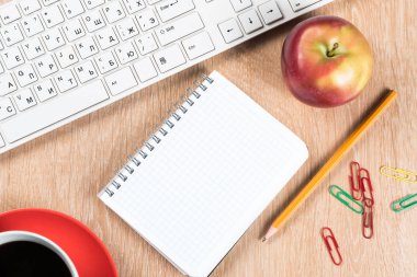 Klavye boş not defteri ve kalemle okula dönüş kavramı
