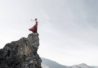Genç çekici kadın rahatlatıcı yaz gün ayakta rock üstte